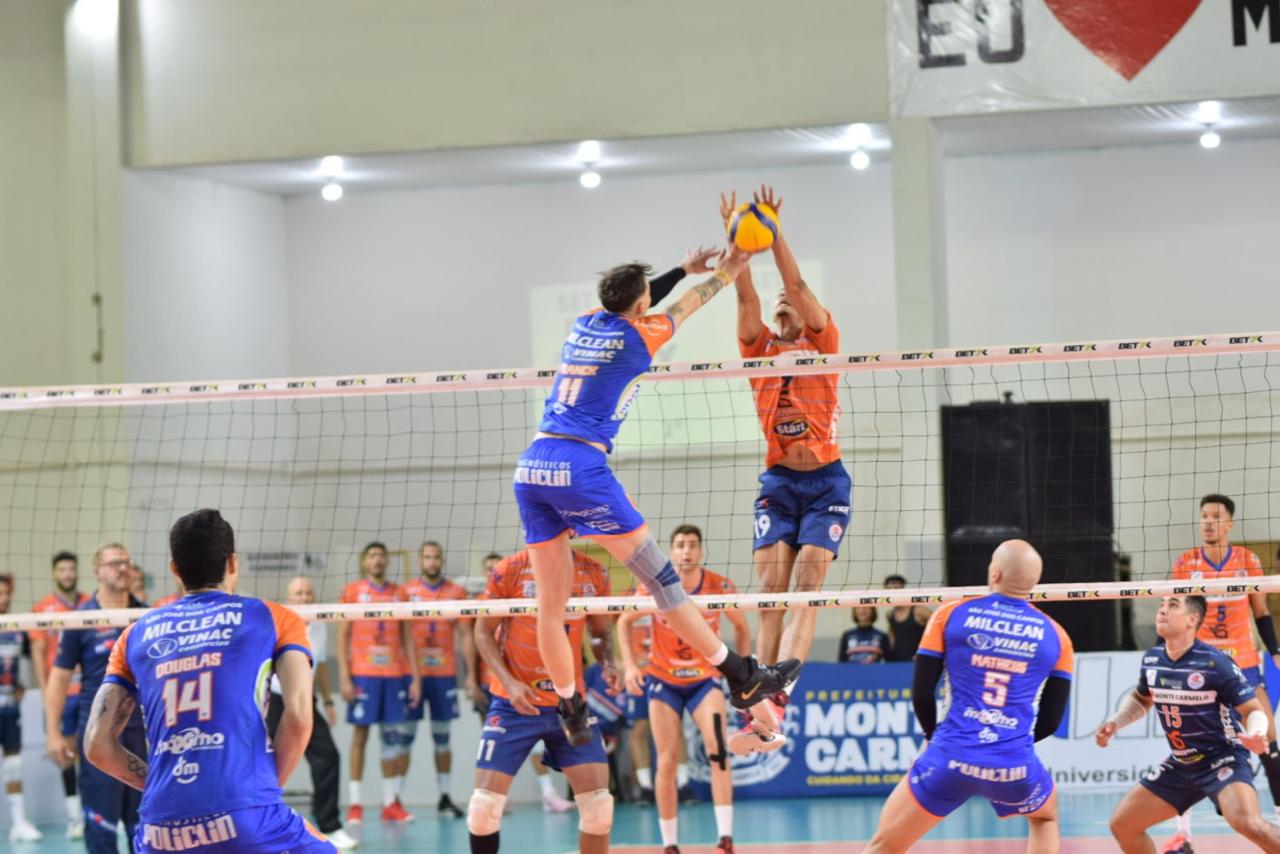 Bloqueio de atleta do Vôlei São José funcionando contra o ataque do azulim