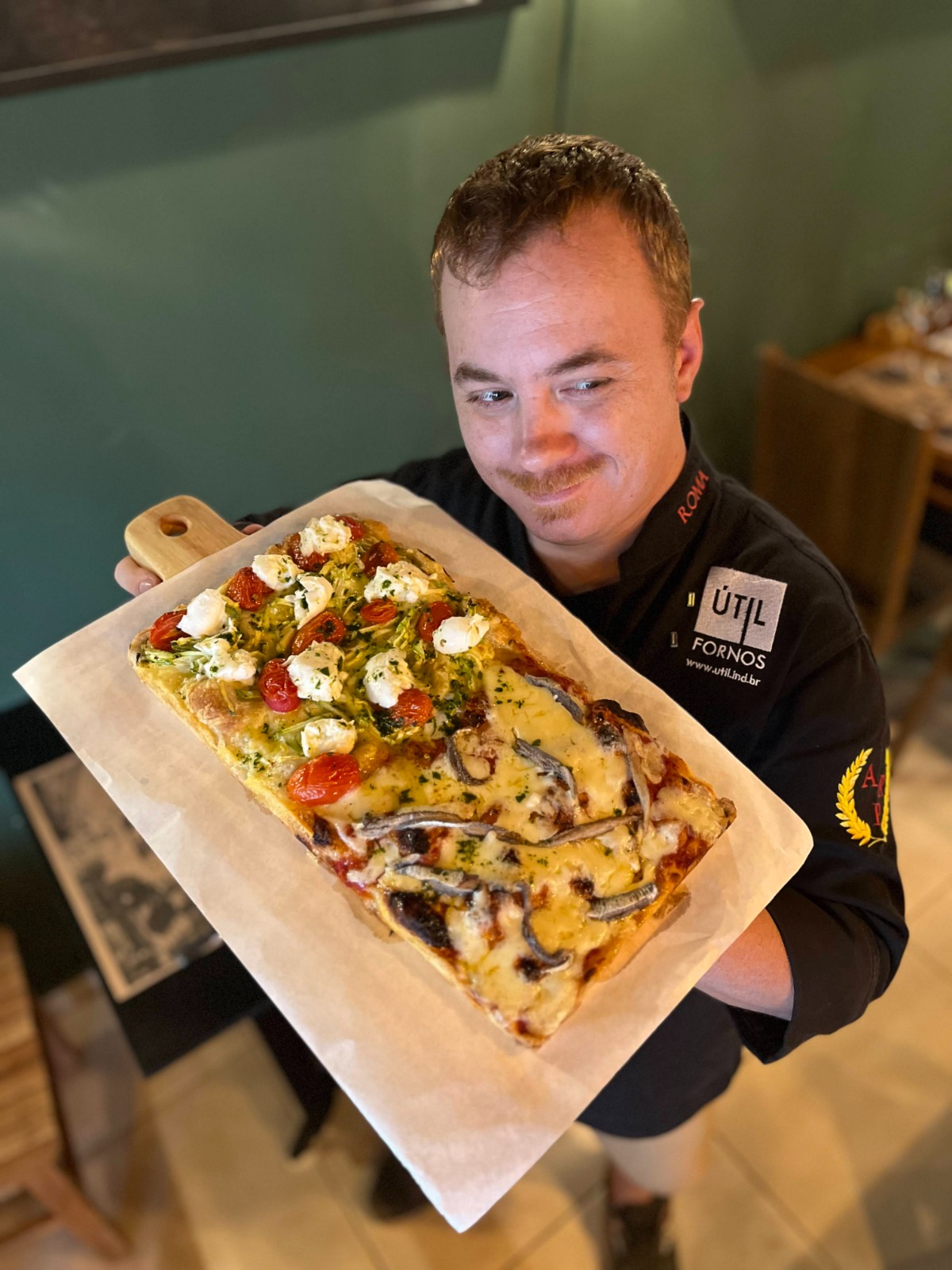 chef riccardo pace segurando uma de suas pizzas
