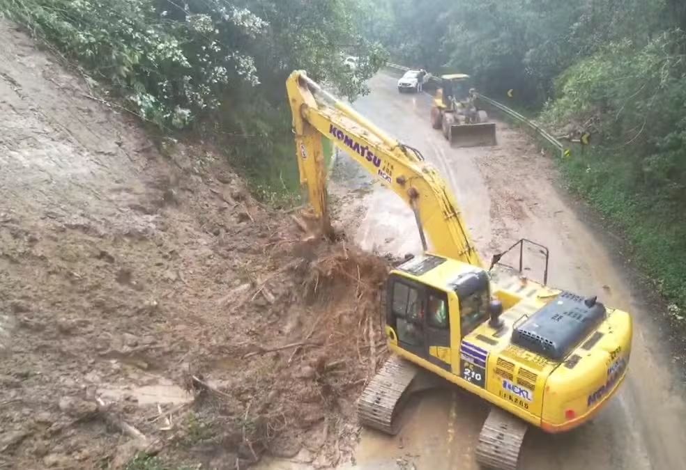 Trecho da Oswaldo Cruz, que está interditada, com maquinas trabalhando para limpar a rodovia por conta de queda de barreiras
