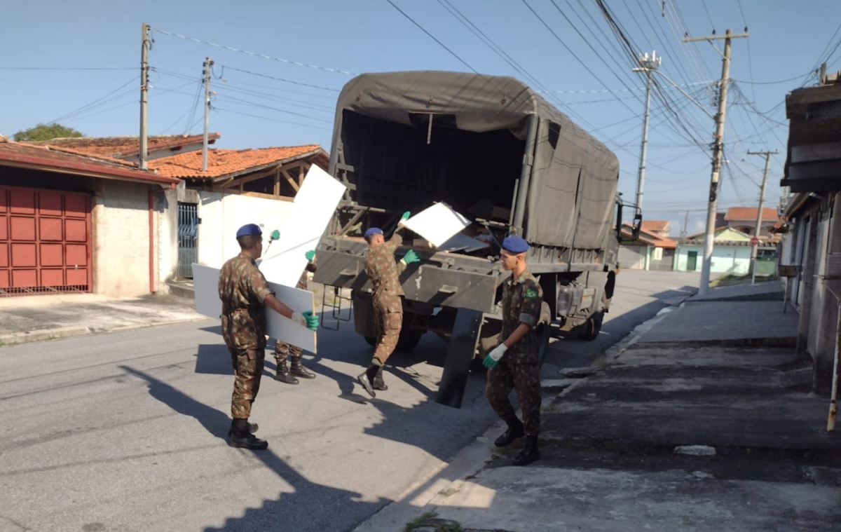 Agentes do Exército em operação cata-treco Taubaté