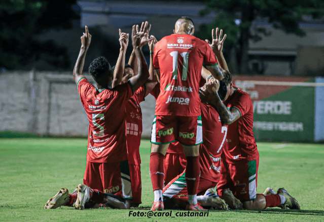 Atletas do Velo Clube comemorando, ajoelhados, gol contra o São José