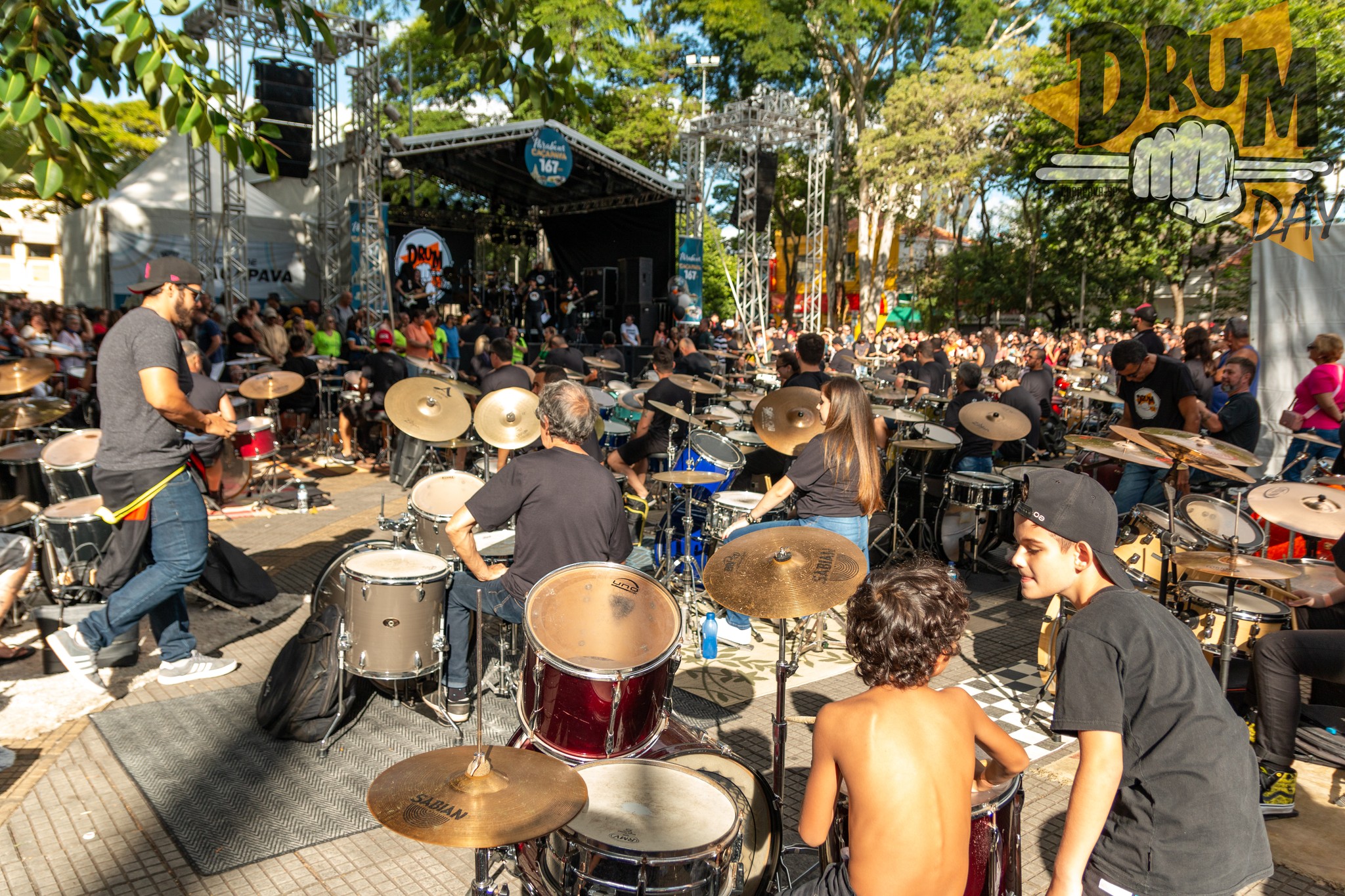 Encontro de bateristas reuniu 140 músicos na Praça da Bandeira em 2023; cerca de 250 artistas devem tocar ao mesmo tempo no aniversário de 169 anos de Caçapava