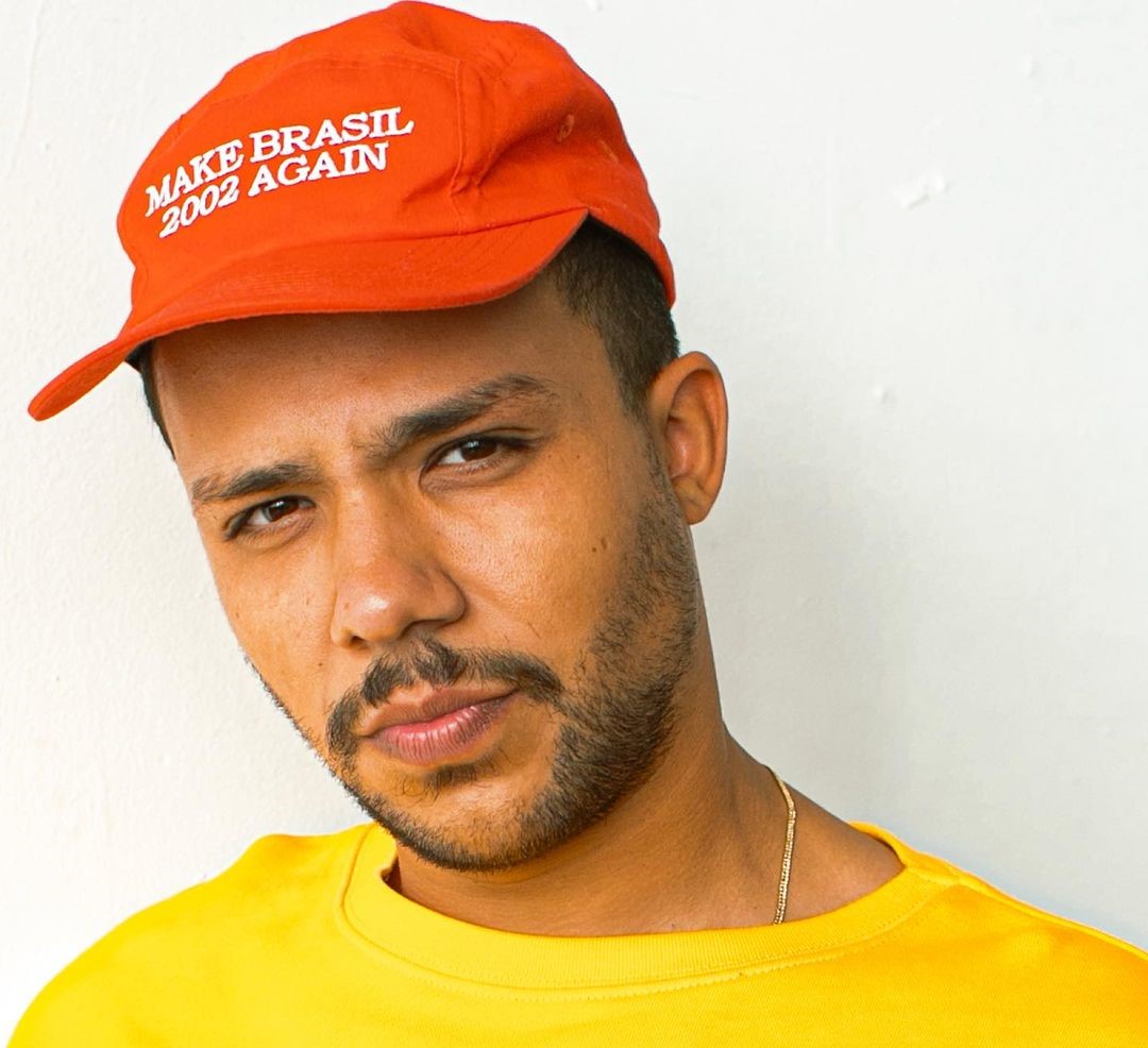 Yago Oproprio, de boné e camiseta, estará cantando em SJC em maio