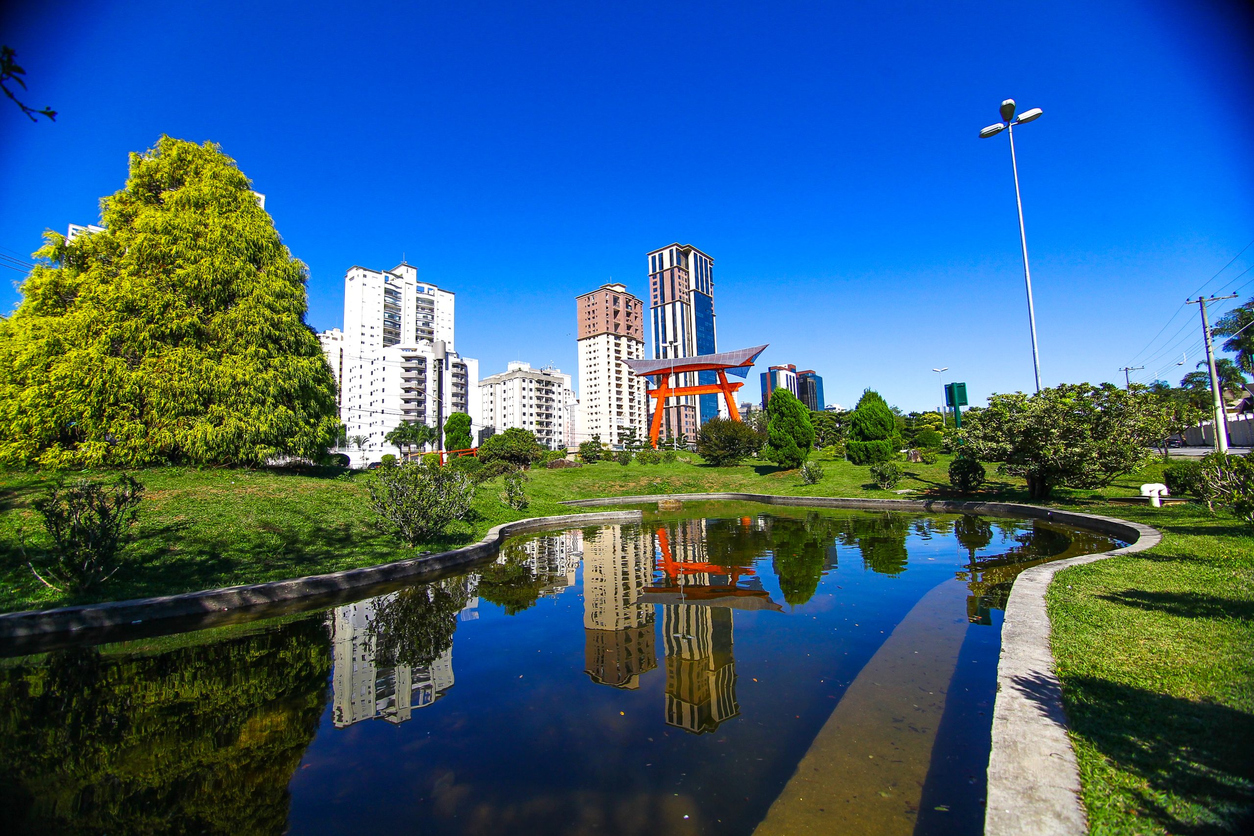 Praça Torii em SJC; imagem registra lago e céu azul, que deve marcar presença na cidade em meio a onda de calor que atinge Vale do Paraíba e Litoral