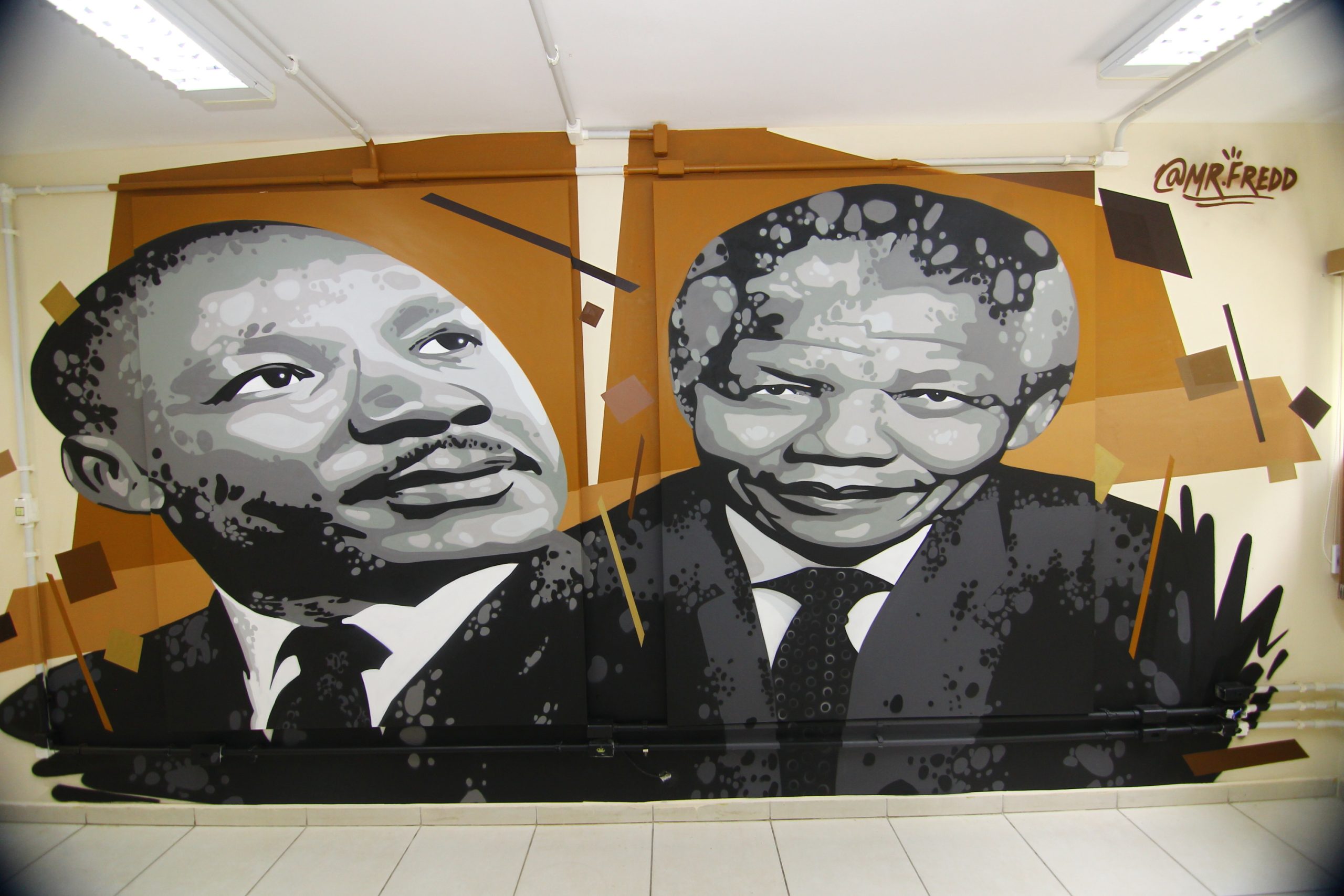 Grafite de Martin Luther King Jr e Nelson Mandela, referência ao Conselho de Igualdade Racial