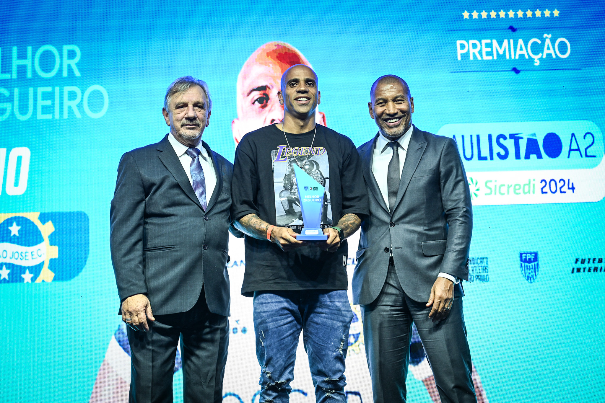 Caio César com seu troféu de nomeação à seleção do Paulista a2