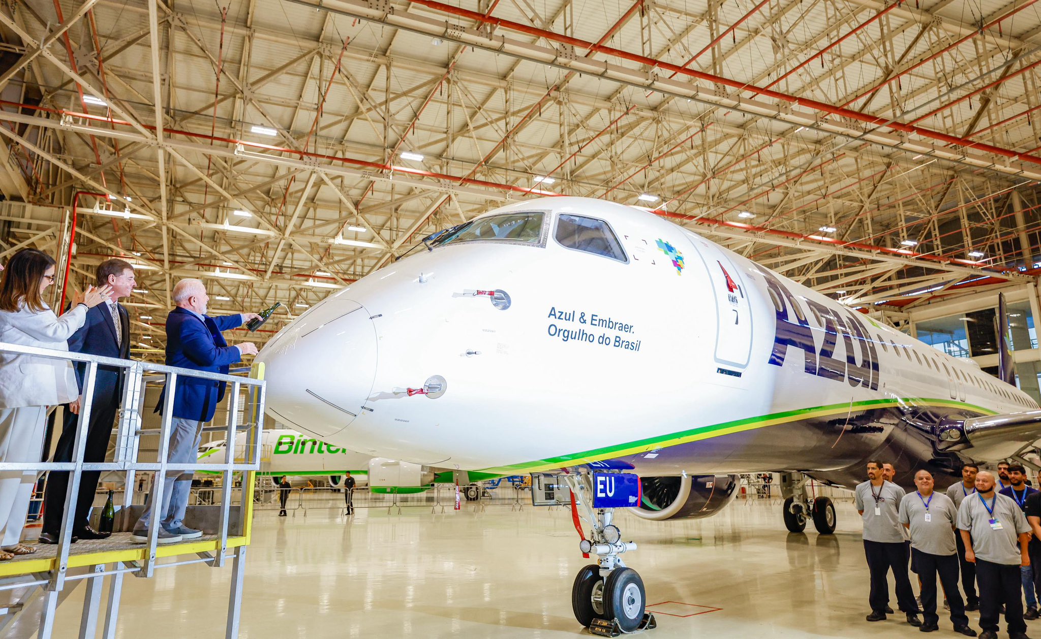 Aeronave da Embraer sendo entregue à Azul, em cerimônia a presença de Lula em SJC
