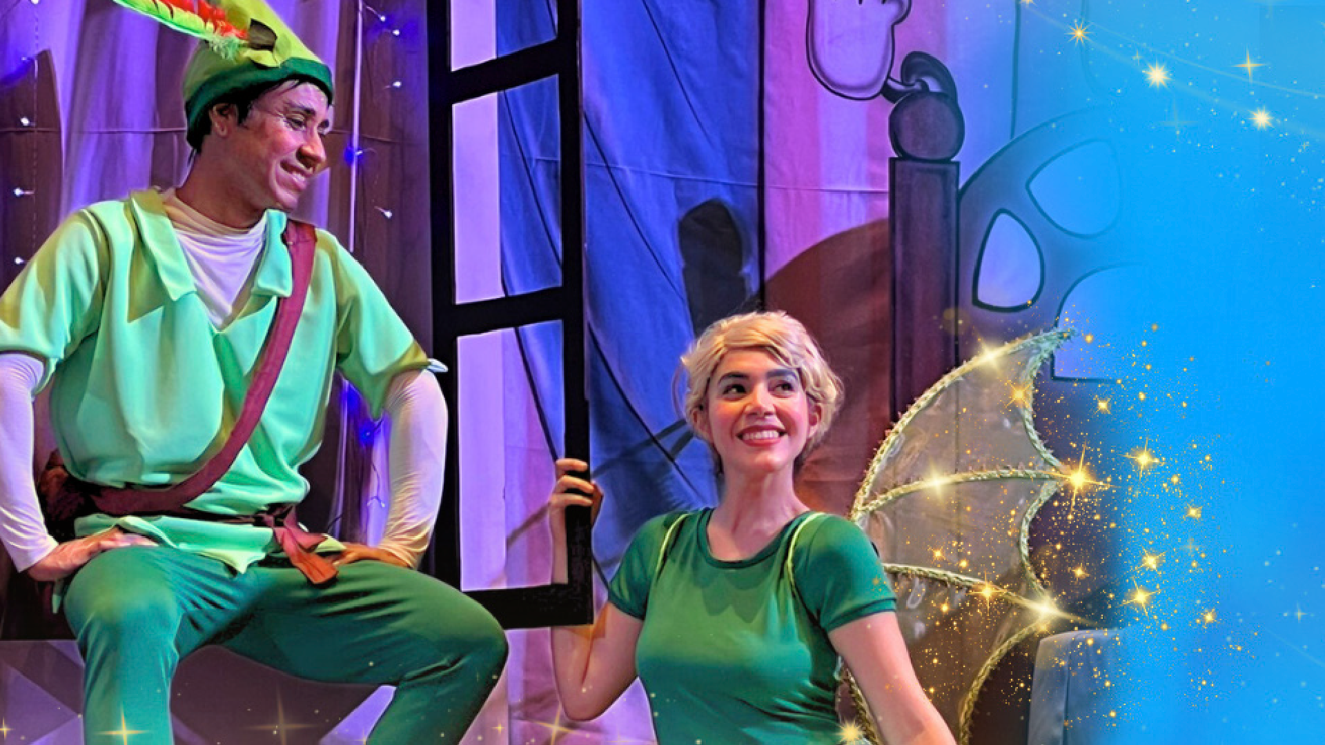 Atores da peça Peter Pan, fantasiados no Palco