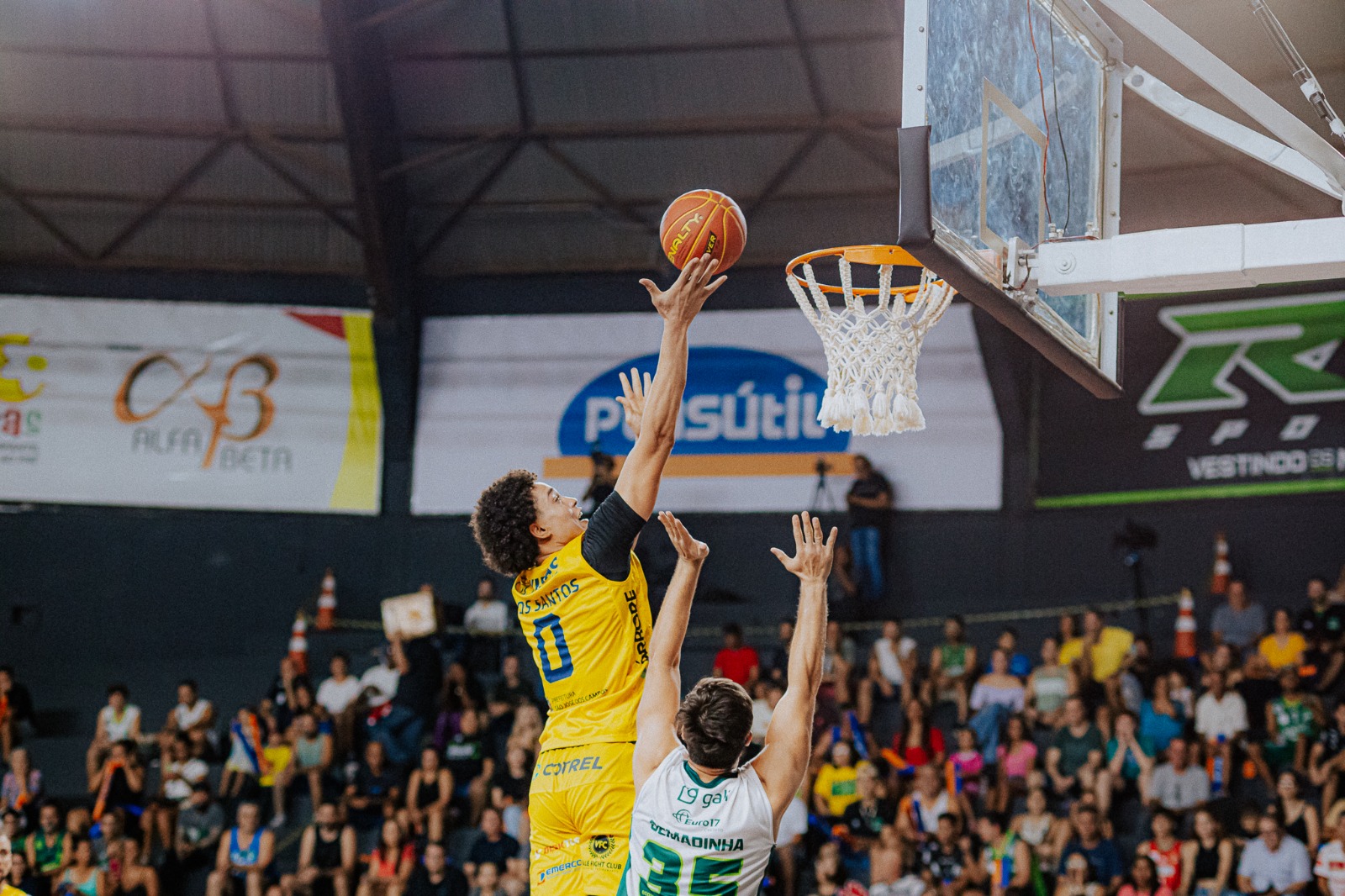 Atleta do São José atacando a bandeja para pontuar na partida contra o Bauru, pela NBB