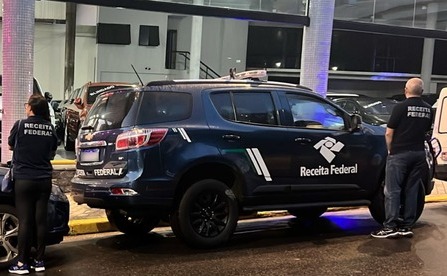 Viaturas da Receita Federal, que passam por São José dos Campos em operação de combate à lavagem de dinheiro de facção criminosa