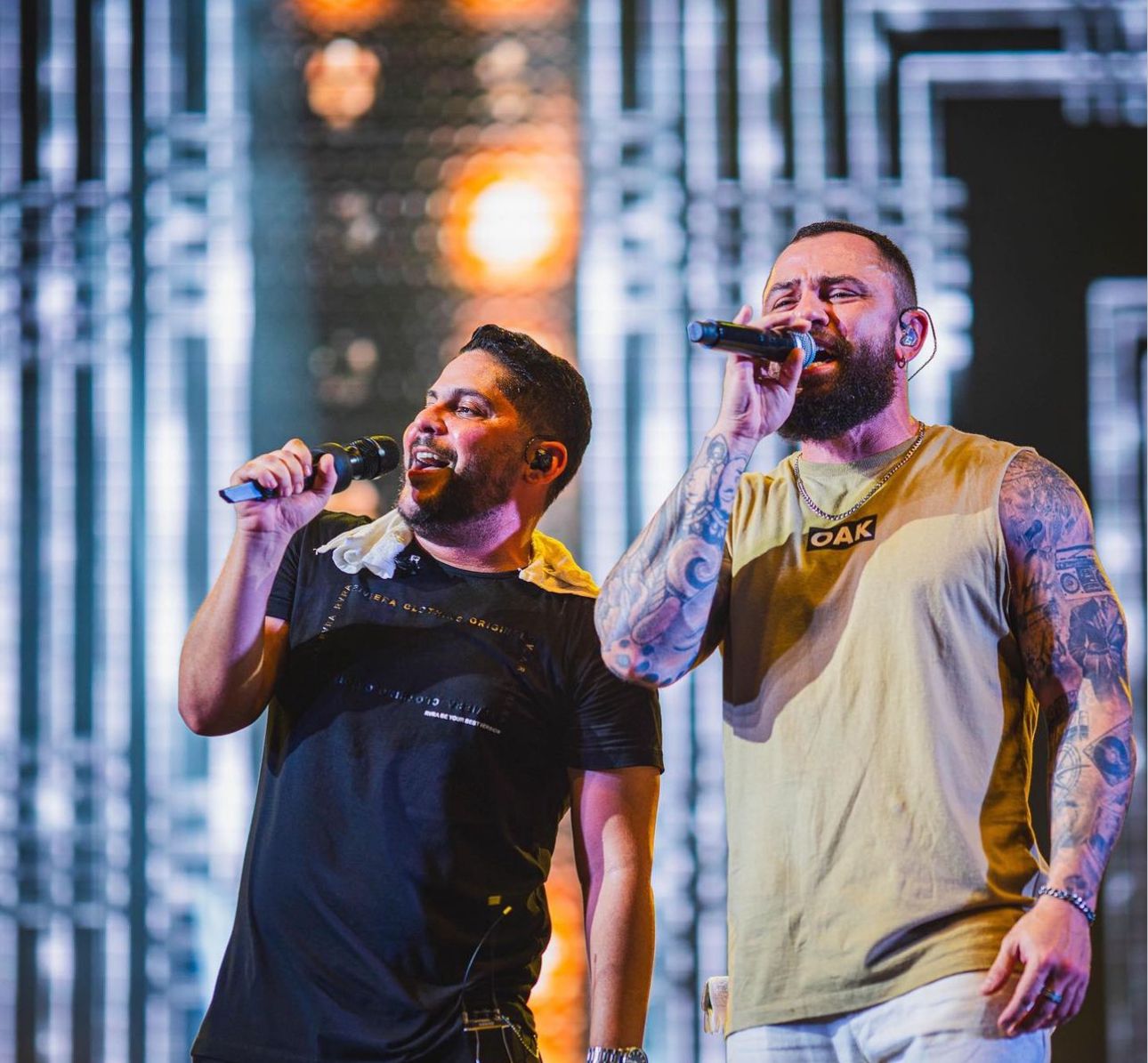 jorge & mateus se apresentando em palco; cantores estão entre os mais experados do jacareí expo agro 2024