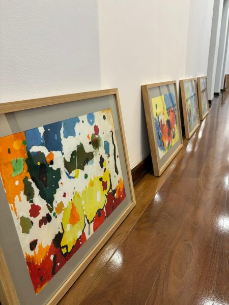 quaros em guache colocados sobre o chão; eles são menores, mas bastante coloridos