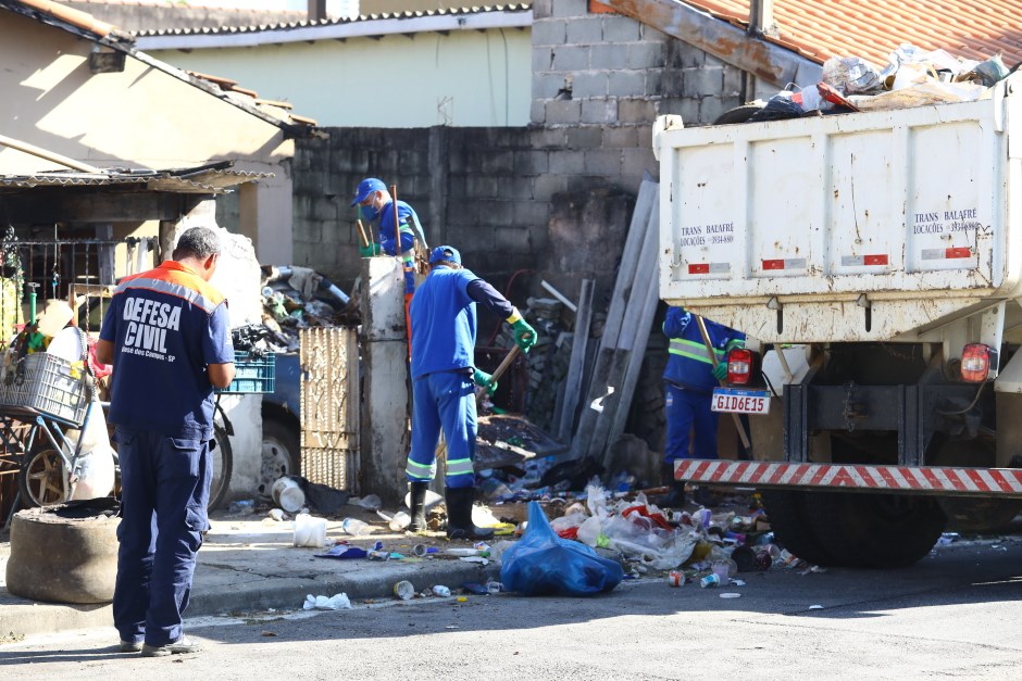 funcionário da urbam recolhendo lixo de casa de acumuladores na zona sul de são josé