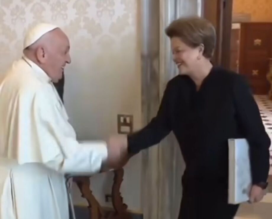 dilma cumprimentando papa com livro de professor da unitau debaixo do braço