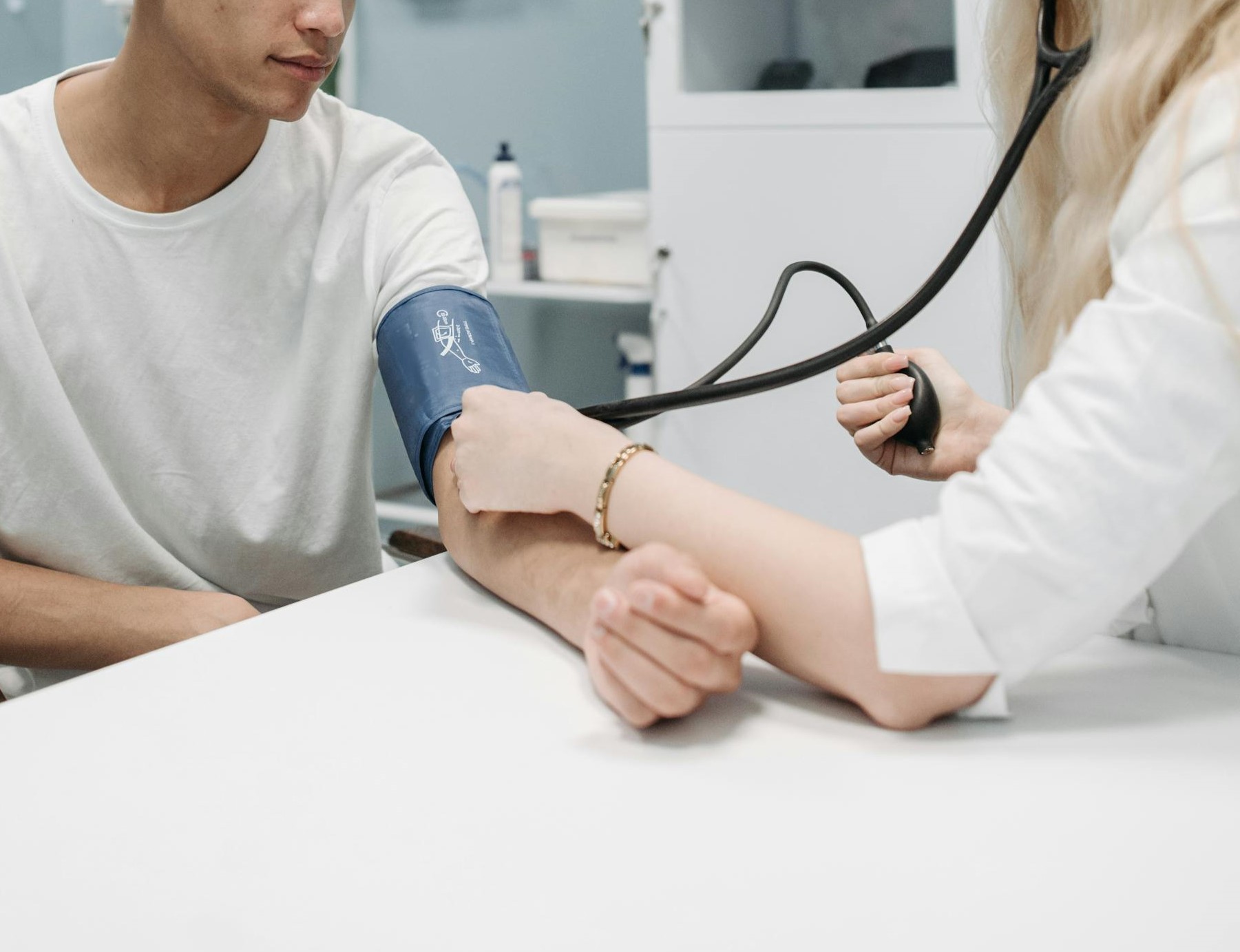 médica realizando exame de pressão arterial em paciente