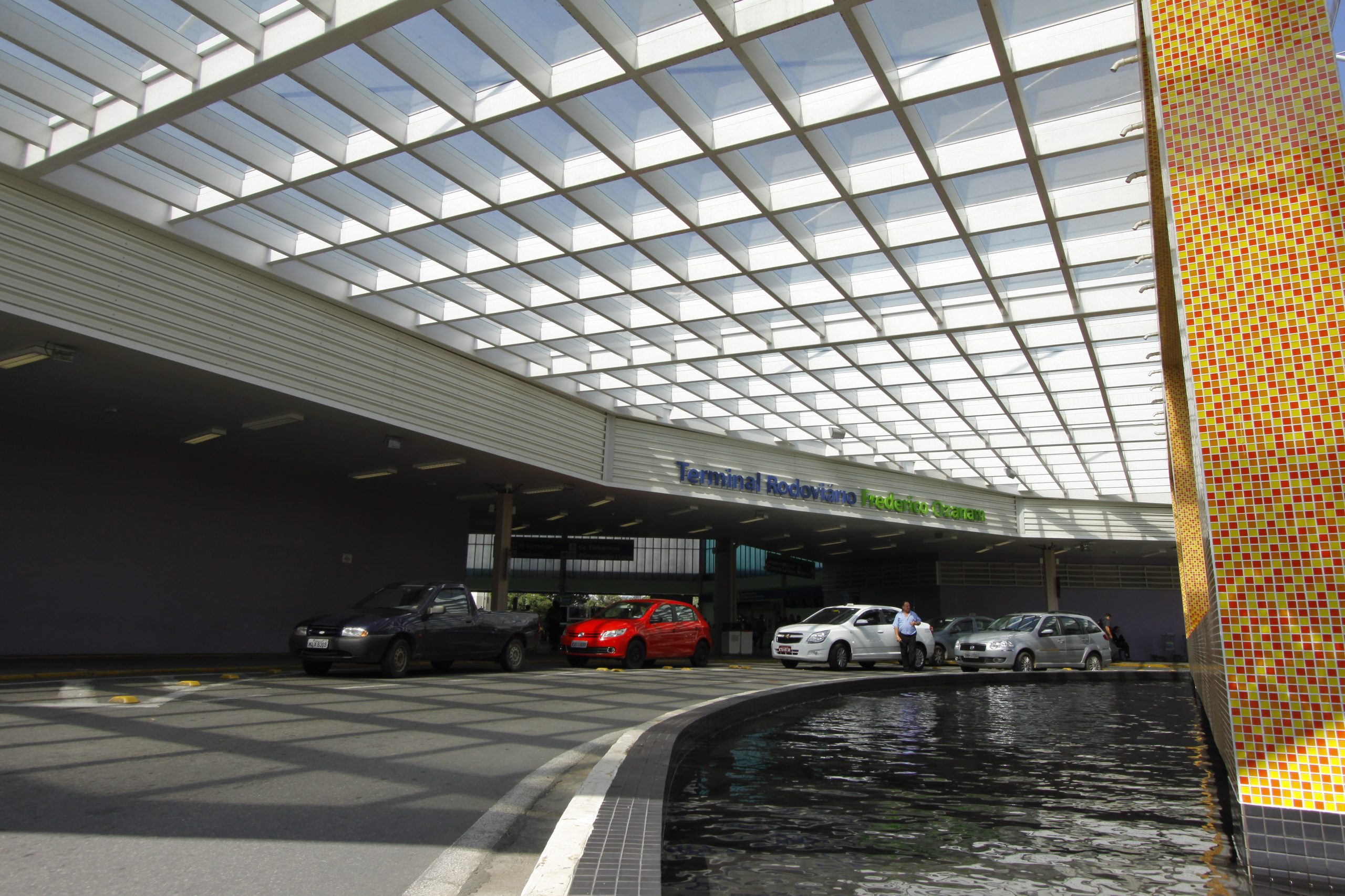 Área de embarque e desembarque de passageiros na rodoviária nova em SJC; após morte de homem espancado no local, prefeitura vai reforçar segurança