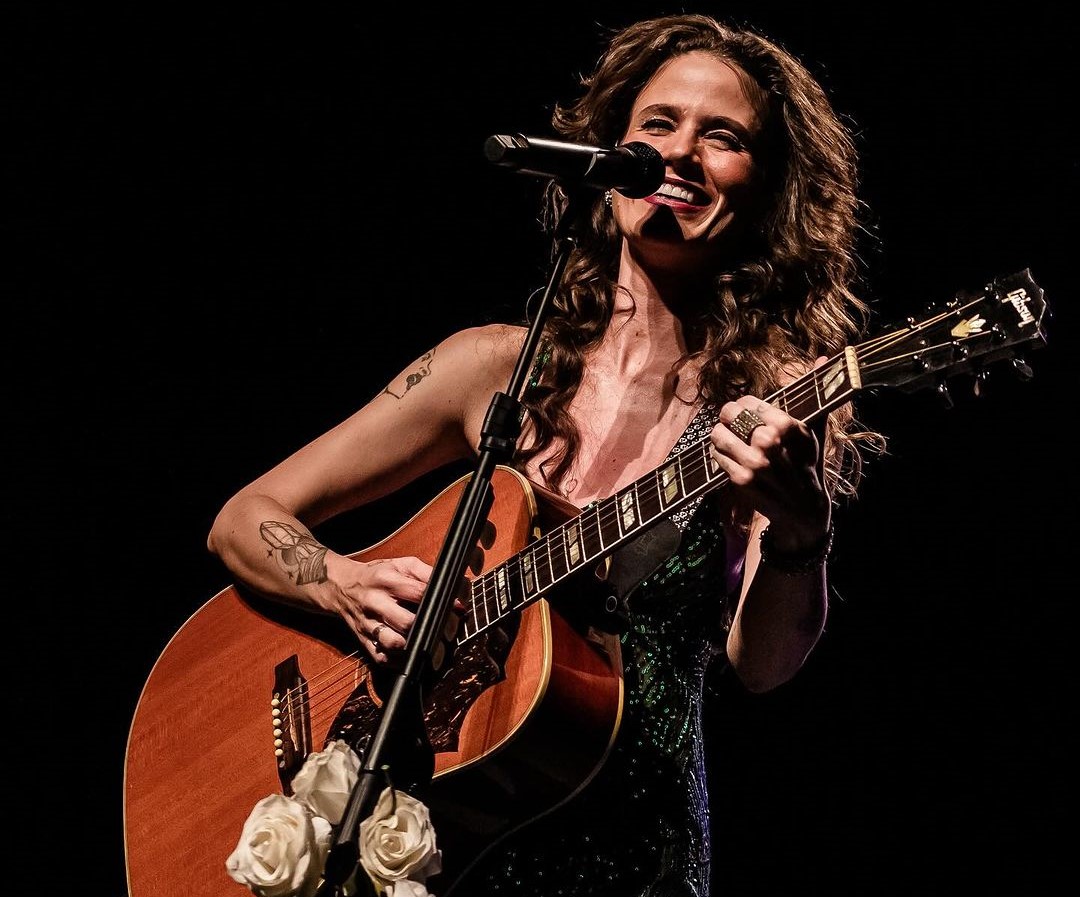ana cañas, cantando e tocando violão, estará em São José dos Campos