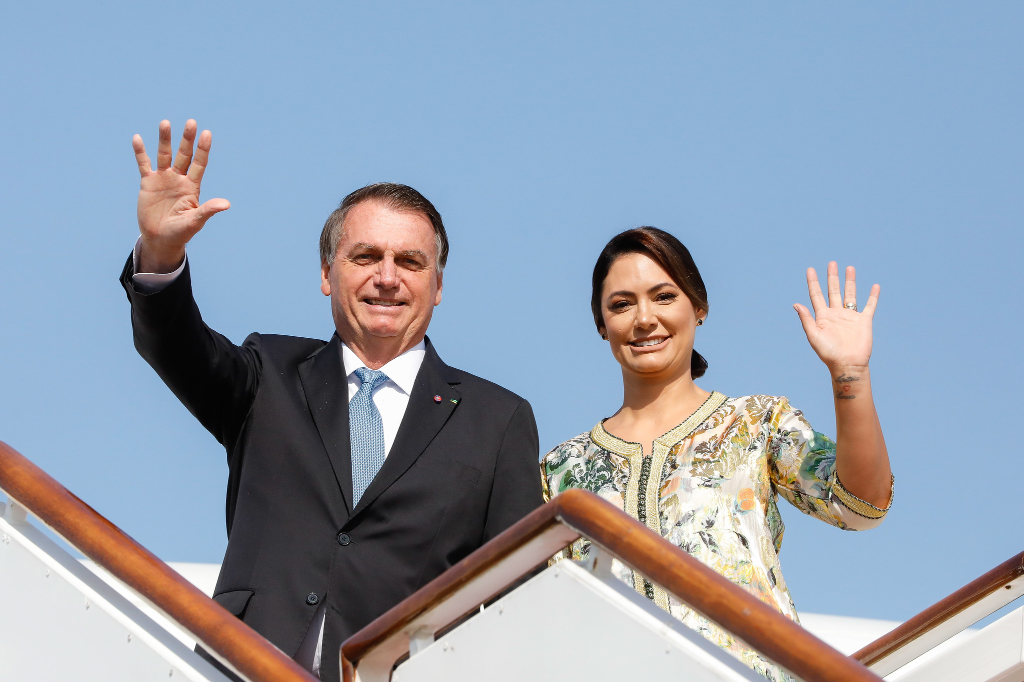 bolsonaro e michelle bolsonaro acenando