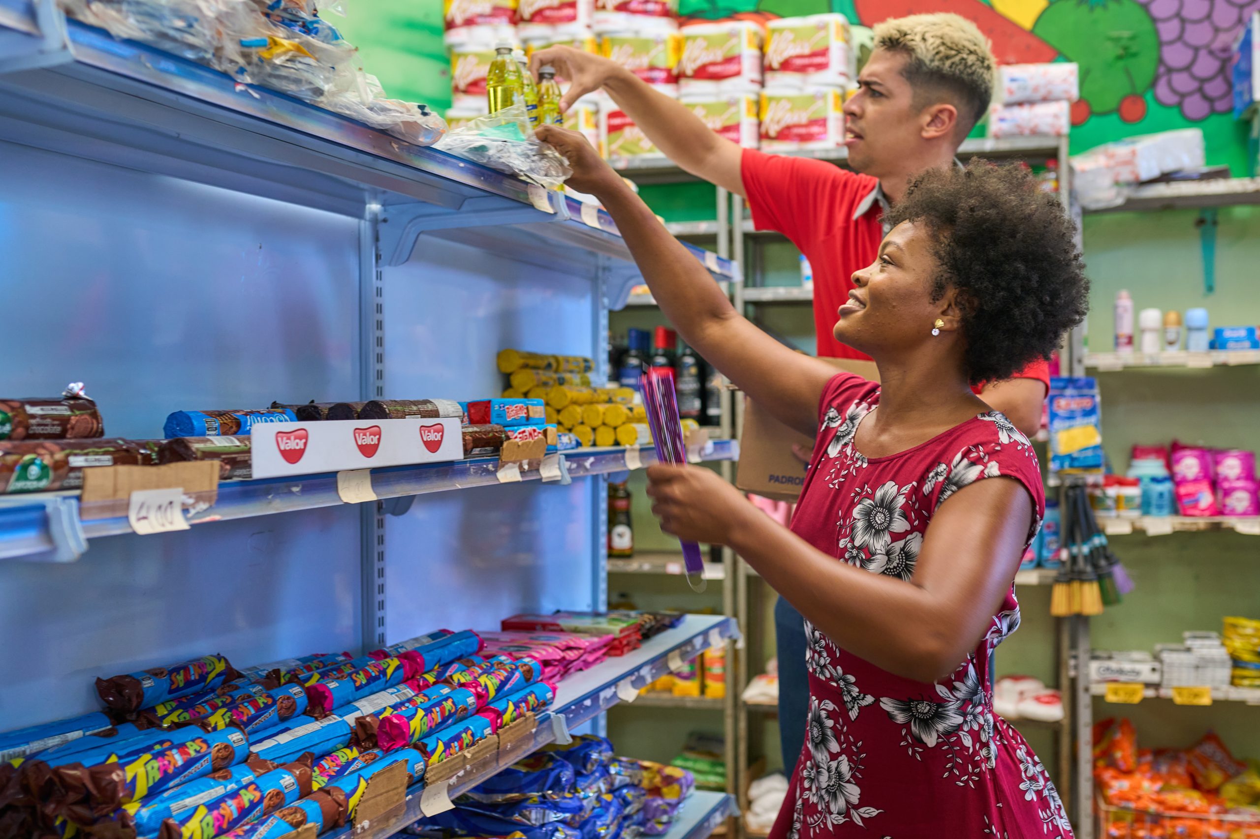 Pessoas trabalhando no mercado, uma referência ao tema de que MEI só pode se aposentar por idade
