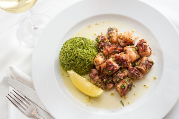 prato de polvo grelhado com arroz de brócolis do restaurante cassiano, um dos pratos do menu do dia das mães em sjc