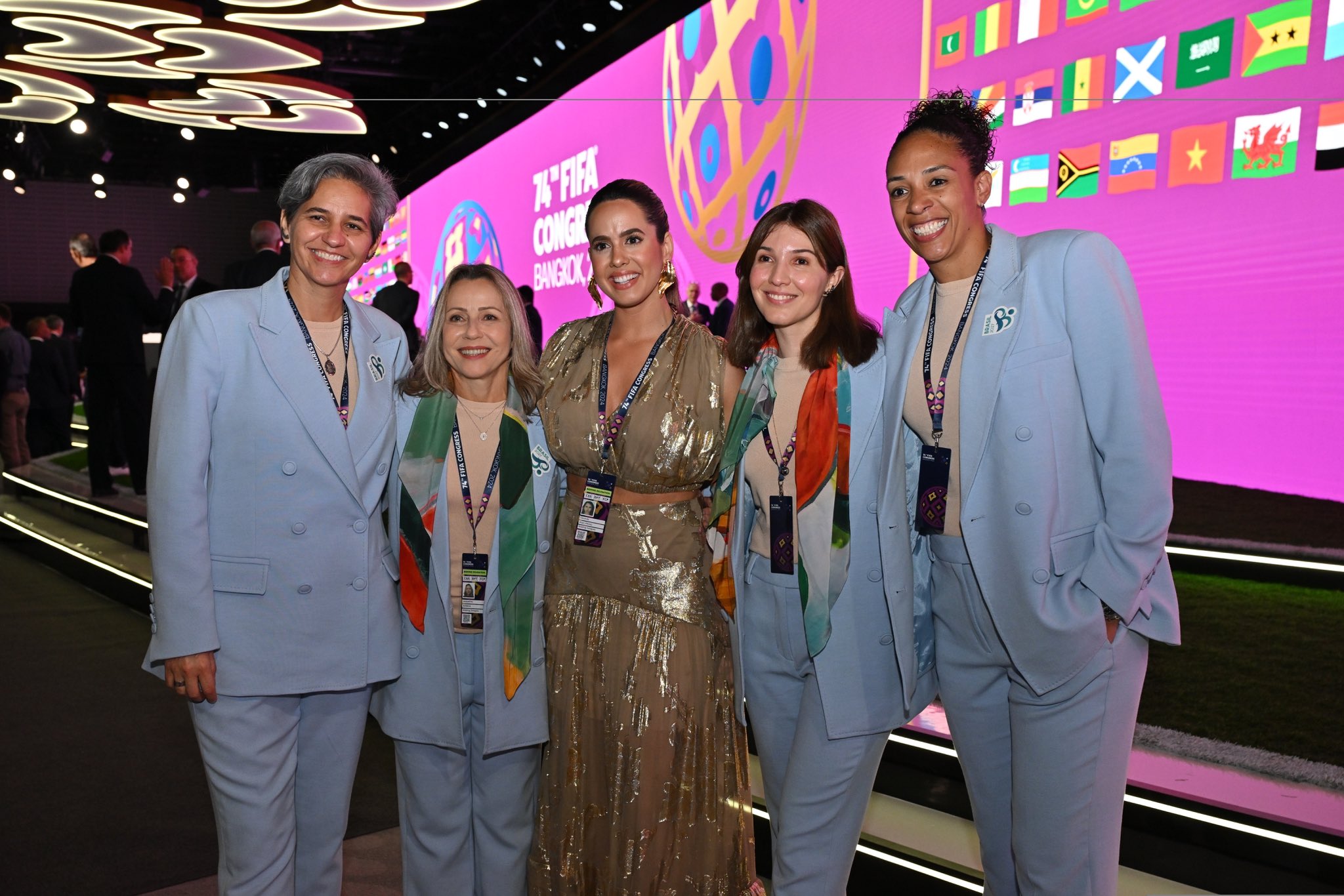 Valesca Araújo, Jacqueline Barros, Duda Pavão, Manuela Biz e Aline Pellegrino durante cerimônia de revelação do Brasil como sede da Copa do Mundo