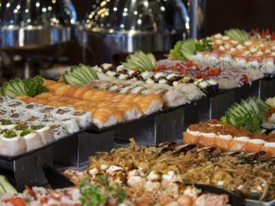 mesa com sushis, sashimis e itens da culinária japonesa