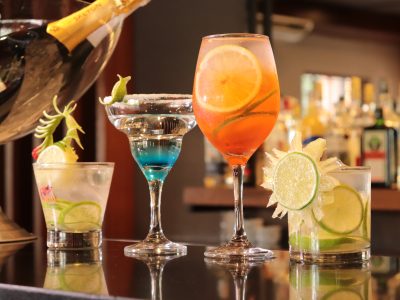 drinks em taça arredondada e outra de martini em churrascaria
