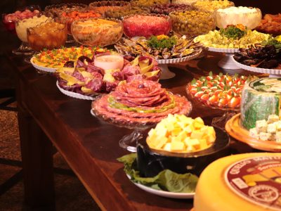 mesa de frios em churrascaria, com queijos, presunto, salames e outros alimentos