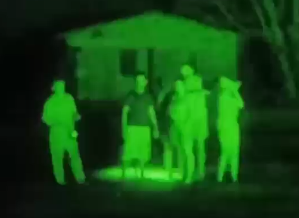 Militar da FAB usando óculos de visão noturna para resgatar vítimas