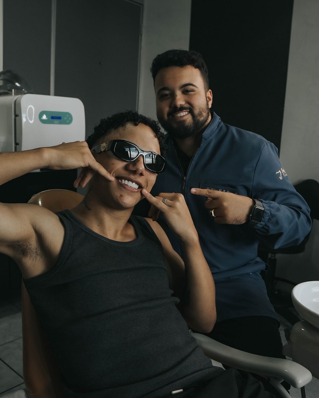 mc de funk e doutor bicego tirando foto sorrindo em seu consultório em são josé dos campos