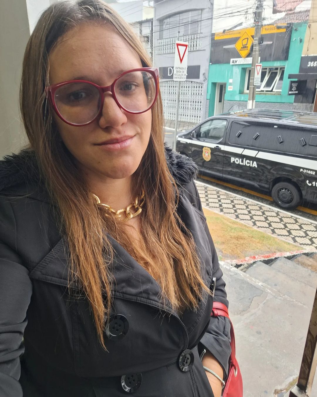 dandara gissoni com semblante sério