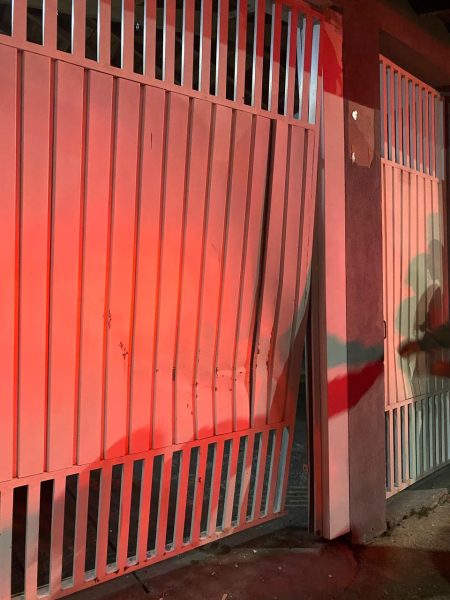 Portão da garagem da residência de mulher que se envolveu em acidente com motoqueiro e se tornou alvo de ameaças em SJC