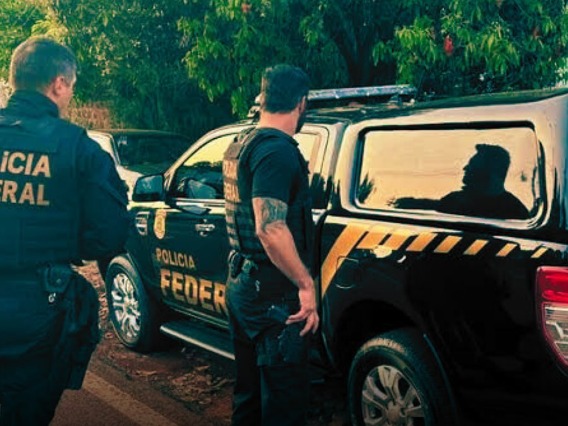 Viatura da Polícia Federal durante ação em que homem foi preso por baixar e compartilhar conteúdos de abuso sexual infantil em Caçapava