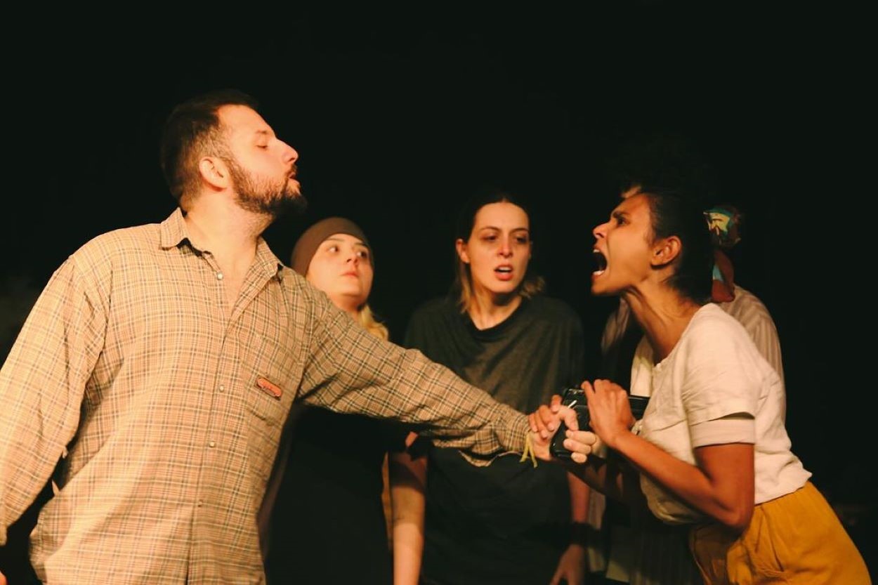 atores encenando em cyurso de teatro do cet em sjc