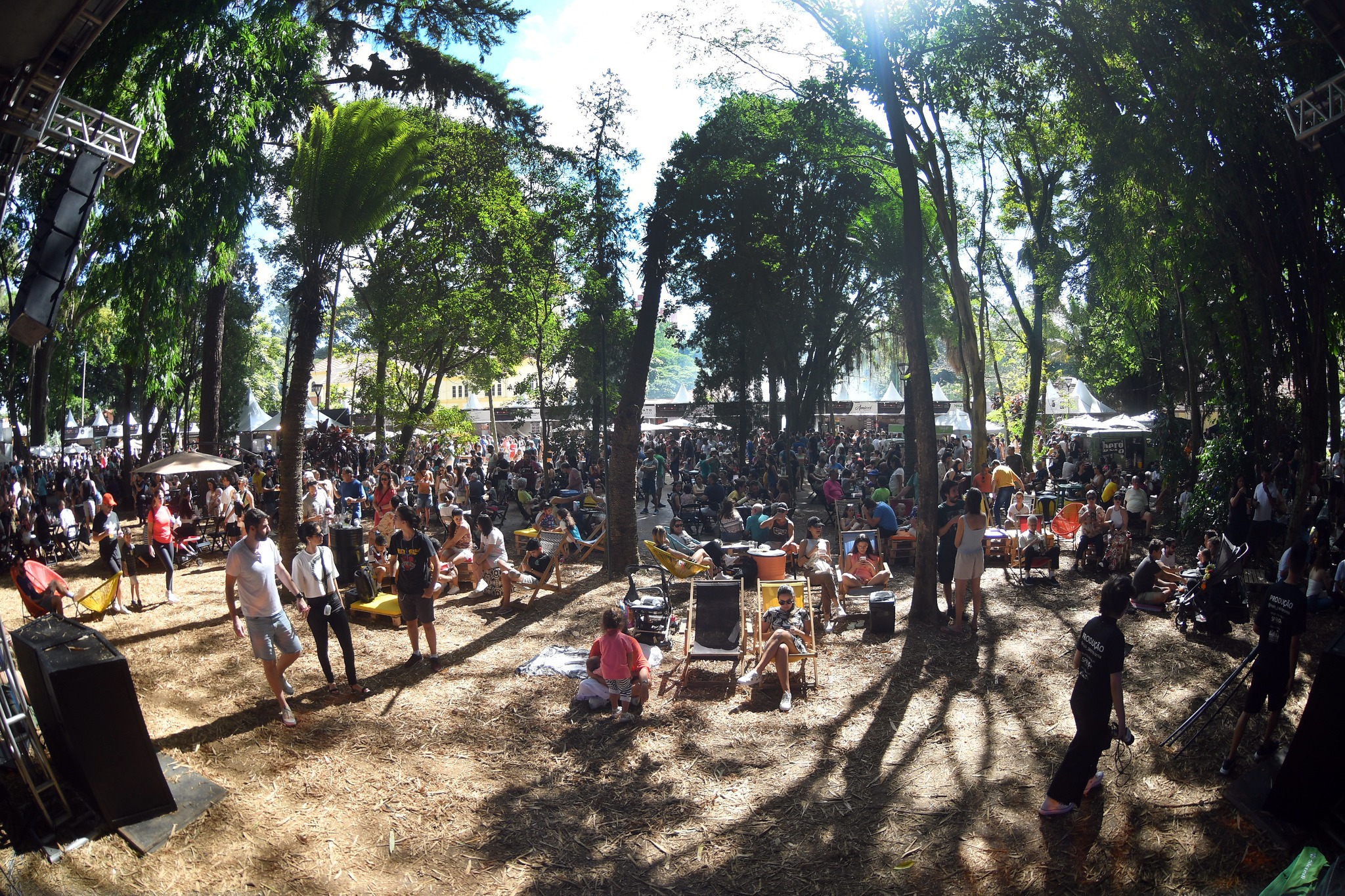 público curtindo o festival mais gastronomia no parque vicentina aranha