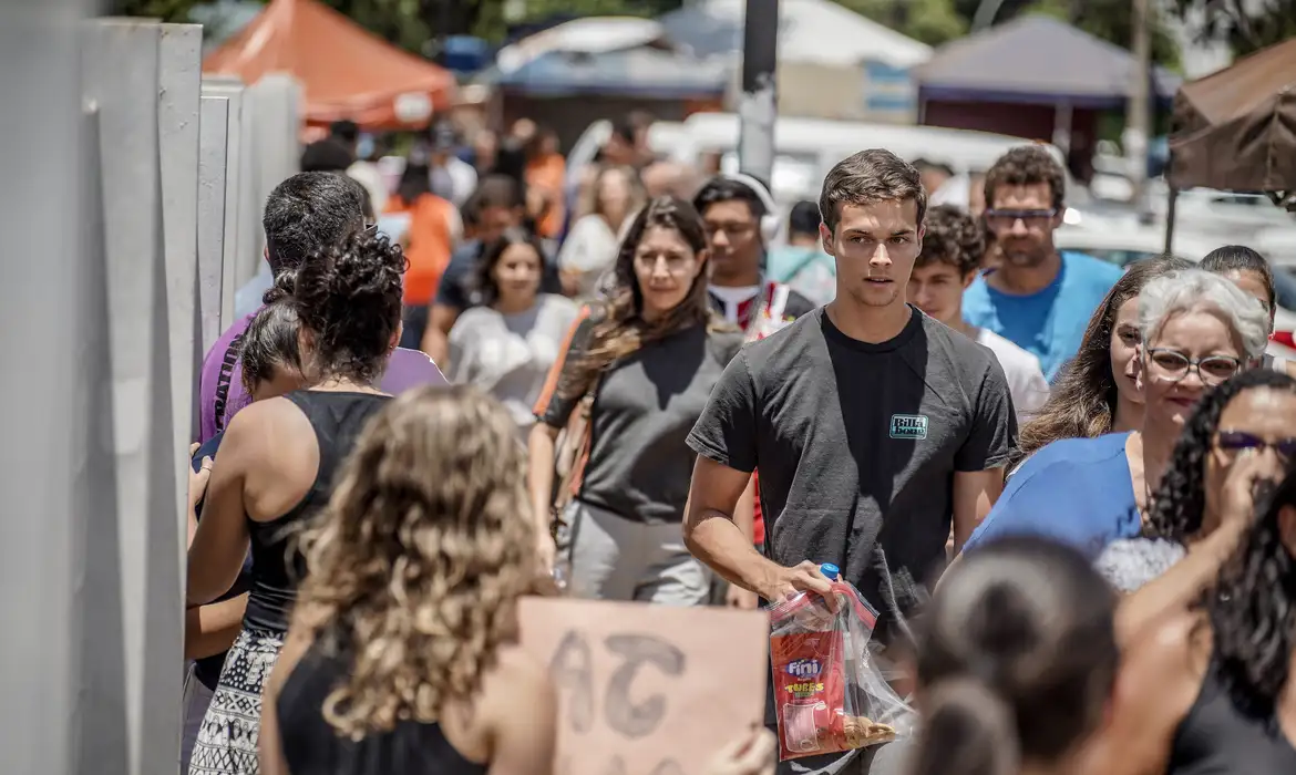 Estudantes com destino ao Enem, que está com inscrições abertas