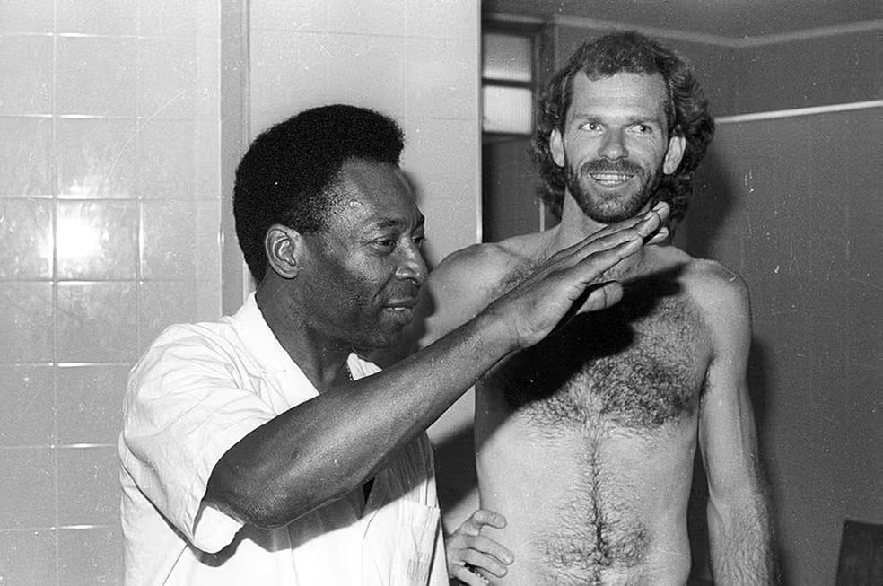 Pelé junto de Sérgio Guedes, novo técnico do São José