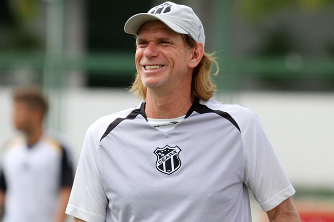 Sérgio Guedes, com camisa do Ceará, é o novo técnico do São José