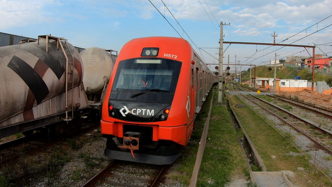 trem da cptm em trilho