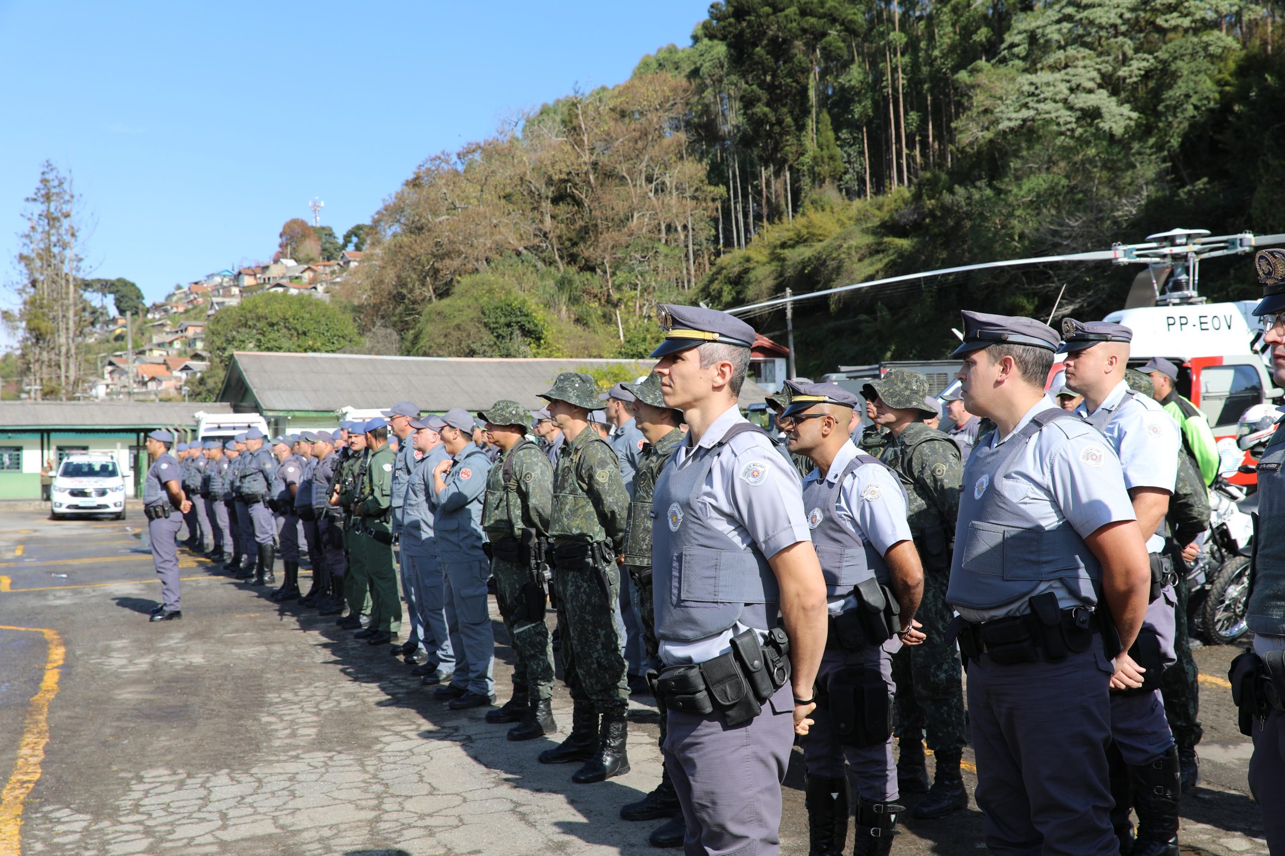 Alinhamento da polícia, uma referência ao reforço policial em Campos do Jordão