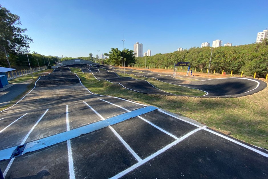 Pista de BMX em SJC, que era de terra, agora é coberta de asfalto