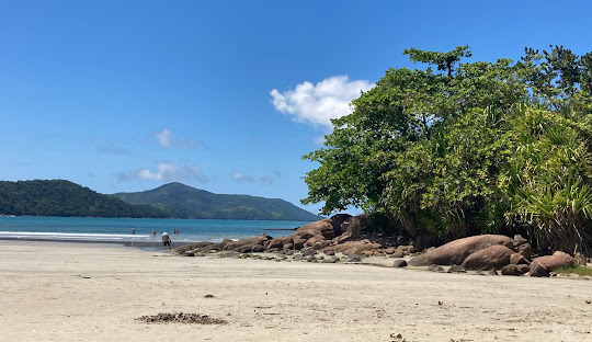 Praia da Enseada, onde idosa morreu afogada em UJbatuba