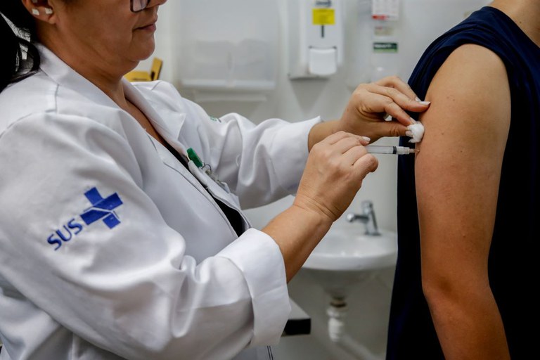 Vacina contra a dengue reduz o risco de complicações e hospitalizações pela doença; adolescentes de até 14 anos poderão tomar a vacina em Ubatuba