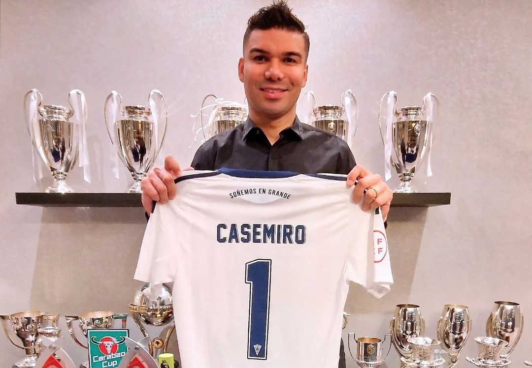 Casemiro segurando camiseta do Marbella