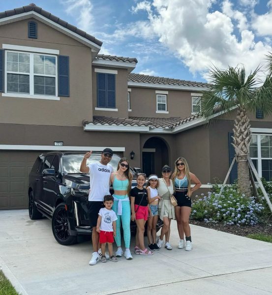 Casemiro e a família em frente à casa onde estão hospedados em Orlandos, nos Estados Unidos