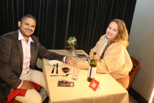 Casal sentado na mesa durante jantar do Dia dos Namorados no Amicci em SJC