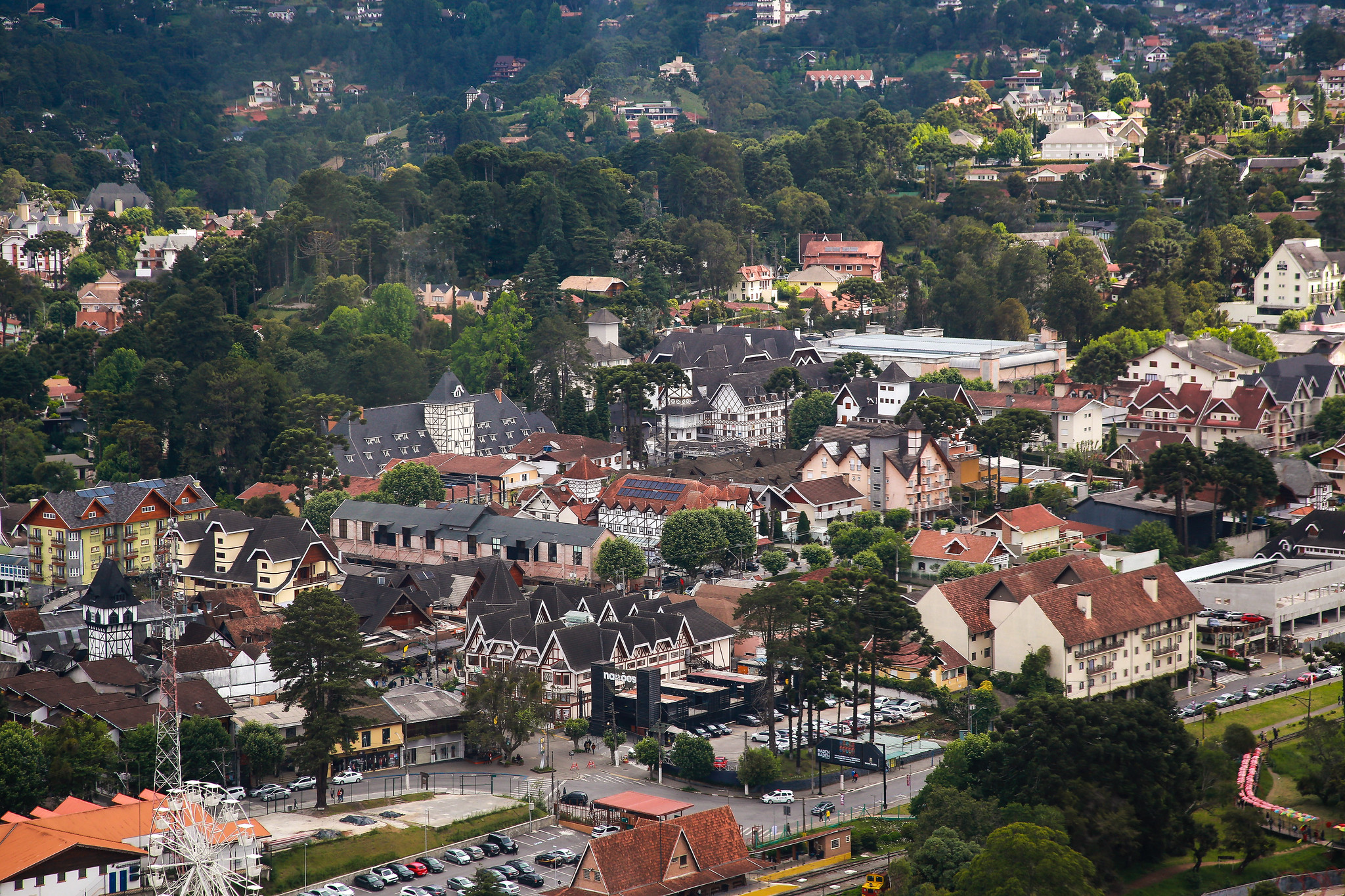 vista aérea de campos do jordão e suas ruas em dia nublado