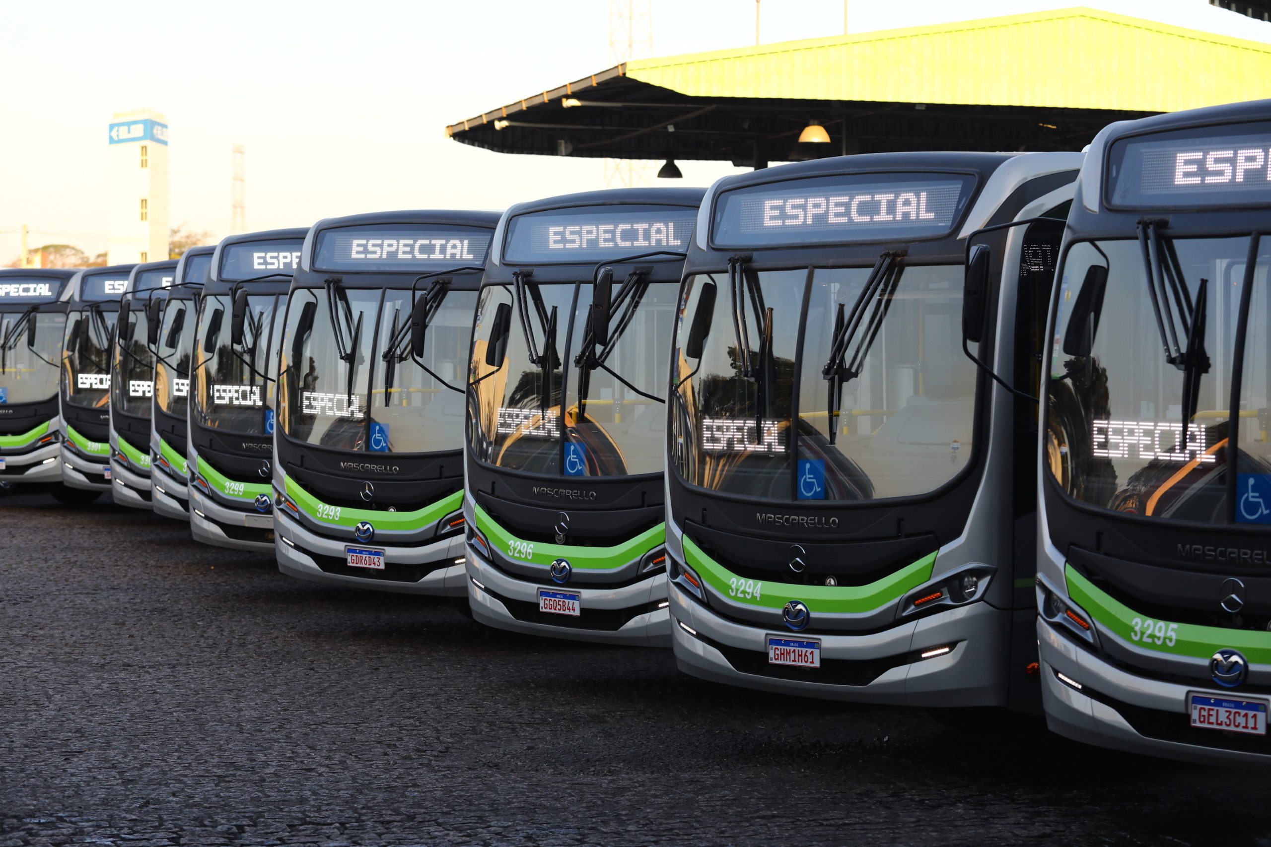Ônibus estacionados na garagem, referenciando o edital de ônibus elétricos em SJC