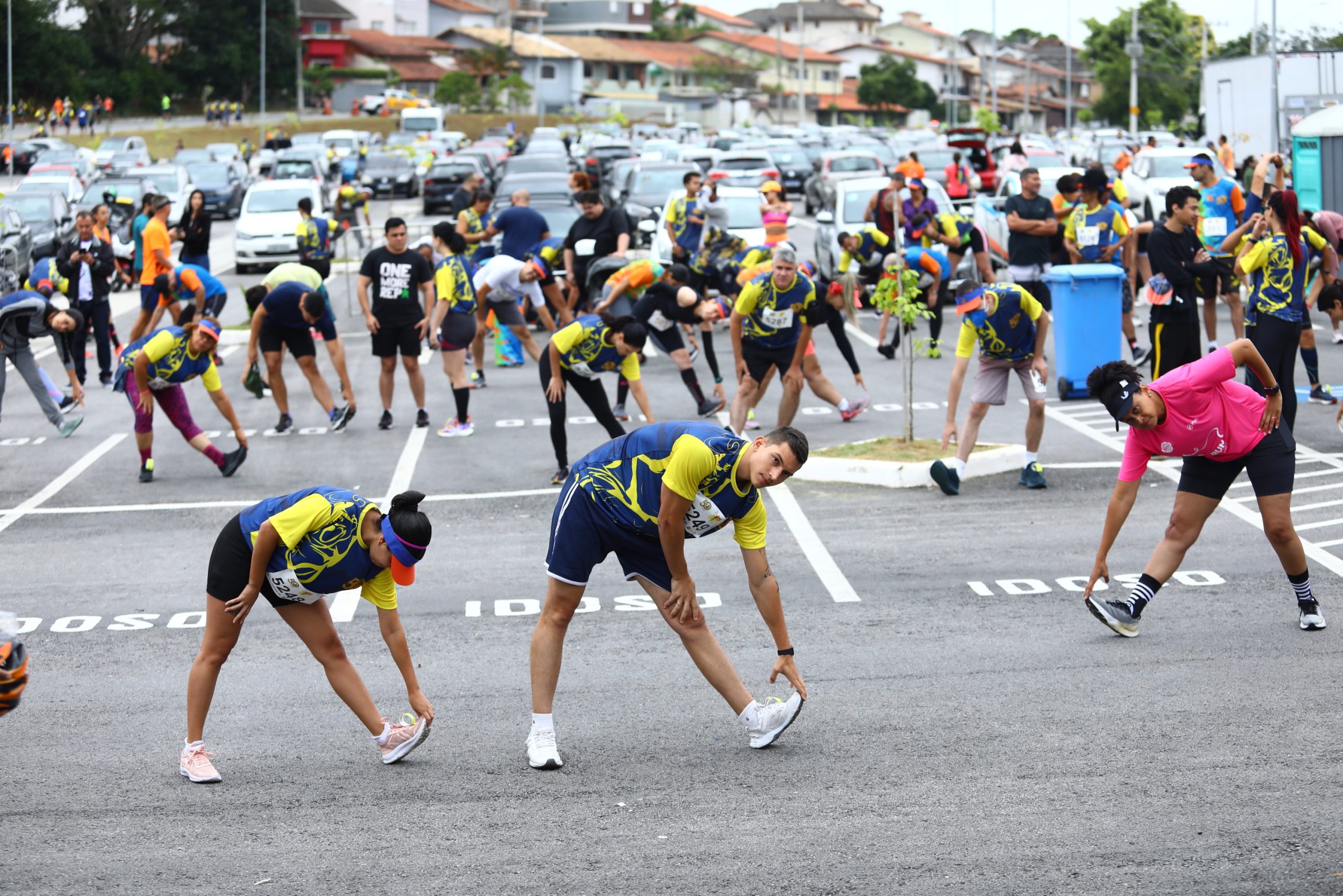 Atletas fazendo aquecimento, uma referência ao momento de preparação para a corrida de aniversário de São José