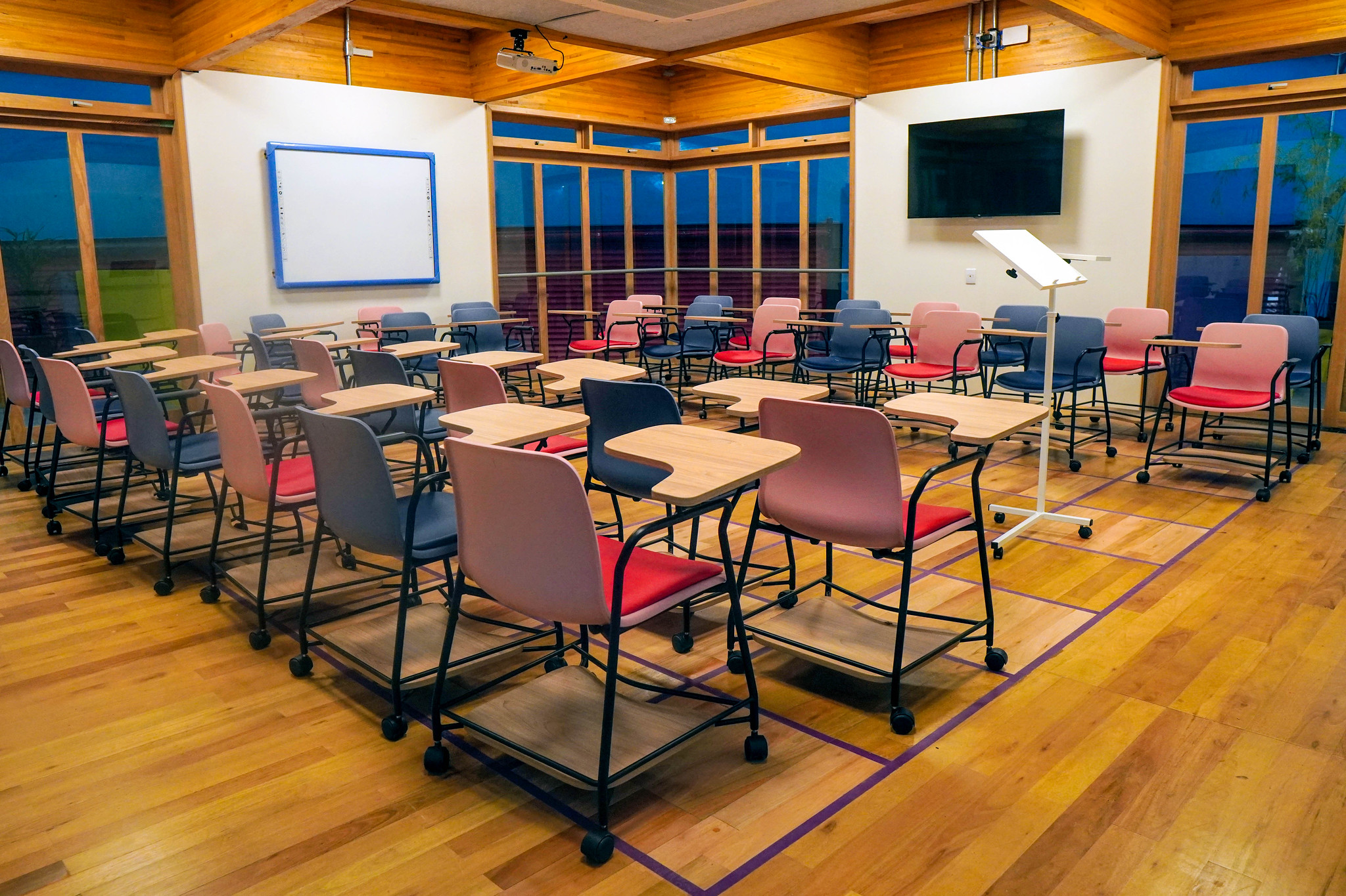 planta artística de sala de aula de escola construída em são sebastião, com sala moderna, cadeiras móveis e luzes amareladas